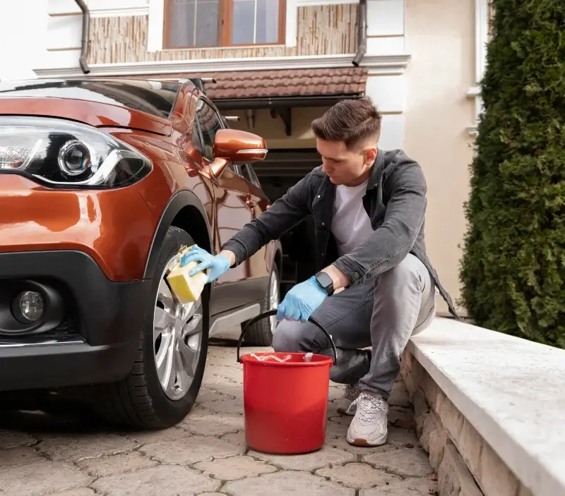 Lavage auto à domicile Romanèche-Thorins : professionnel intervenant sur un véhicule